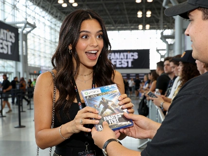 Inde Navarrette Receives Sealed Modern Warfare 2 Copy at Fanatics Fest Next-Gen Gaming Blog