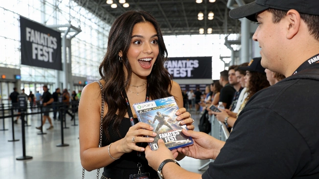 Inde Navarrette Receives Sealed Modern Warfare 2 Copy at Fanatics Fest Next-Gen Gaming Blog